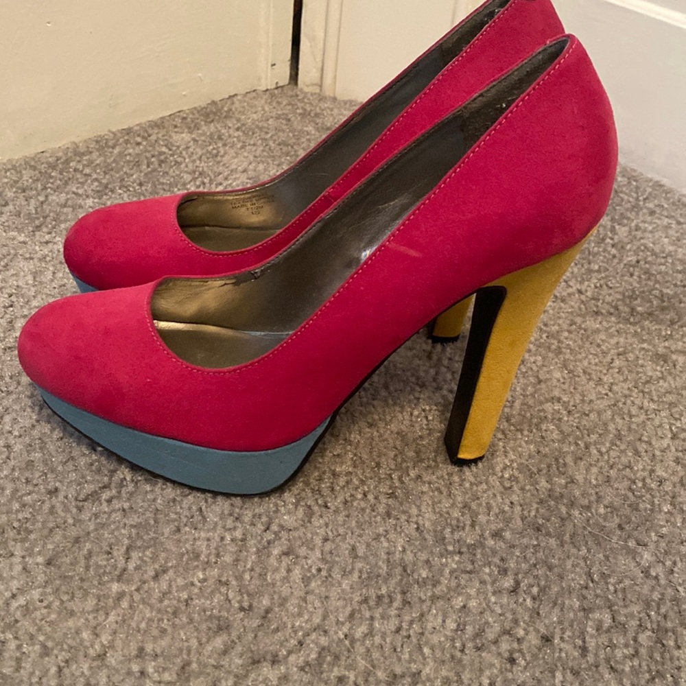 G by Guess tri colored pumps